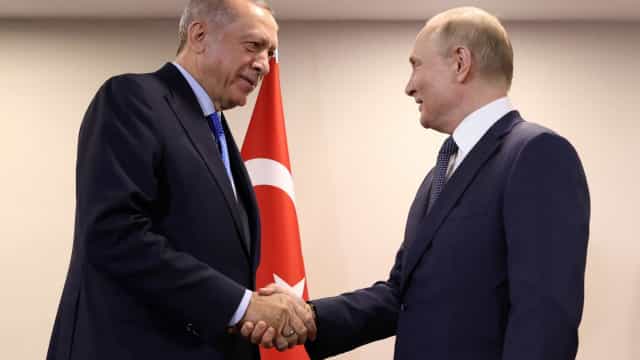 Putin chega ao Irã e agradece Erdogan por negociações com a Ucrânia sobre grãos