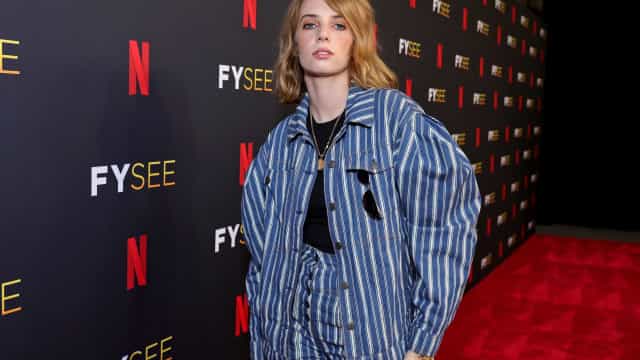 Maya Hawke, de Stranger Things, aparece nua em orgia no clipe de single