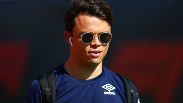 Mercedes dá chance a piloto reserva e deixa Hamilton fora do 1º treino na França