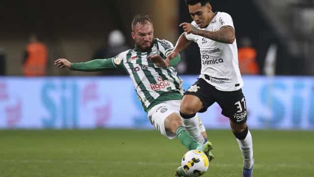 Corinthians vence Coritiba, vira vice-líder e tem boa impressão de trio