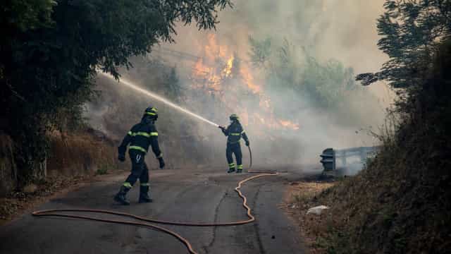 Incêndios provocados por onda de calor forçam retirada de moradores na Itália e na Grécia
