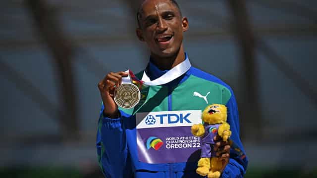 Alison dos Santos recebe medalha de ouro: ‘Depois quero um churrasco com truco’