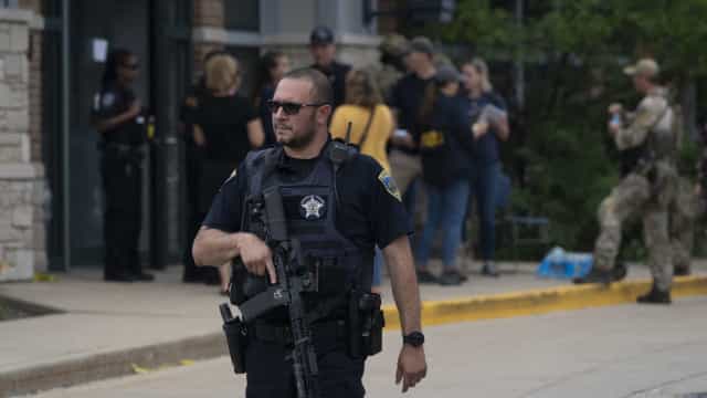 EUA: Polícia atira em menino de 13 anos após confundir celular com arma