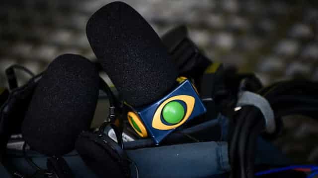 Band diz que medidas serão tomadas contra repórter que cantou sobre mortes na TV