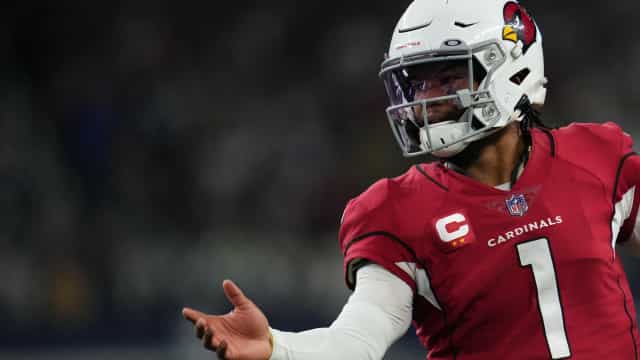 Quarterback da NFL é obrigado estudar em novo contrato de R$ 1,2 bi