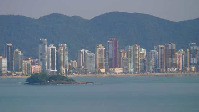 Vereador quer proibir nudismo em praia de Balneário Camboriú (SC)