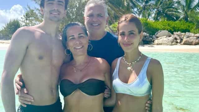 Glória Pires de férias com a família nas Bahamas