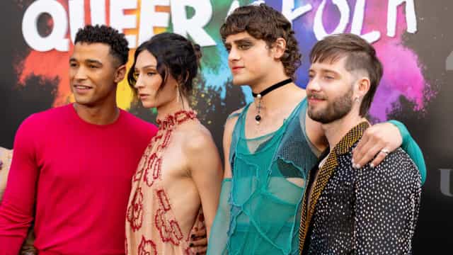 ‘Queer as Folk’ avança na inclusão LGBTQIA+ com atores gays e nudez trans