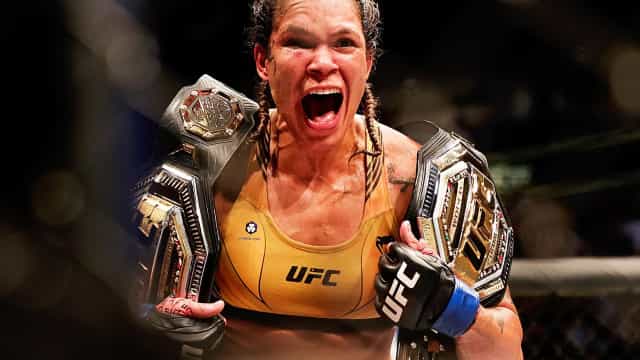 Amanda Nunes venceu Julianna Peña e recupera cinturão do peso-galo