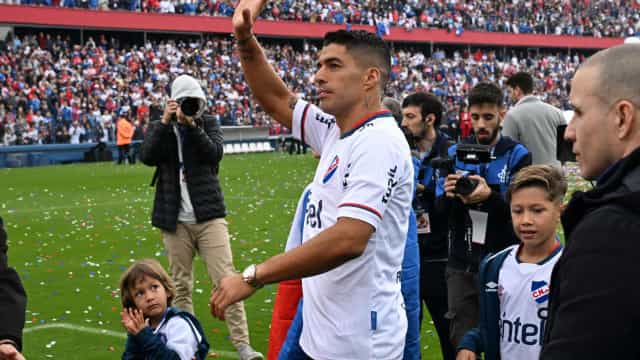 Luis Suárez é apresentado no Nacional com estádio lotado e recado de Messi