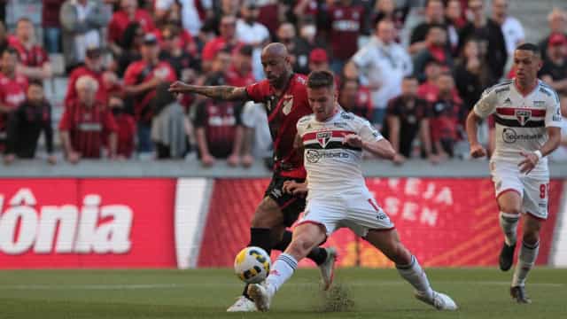 São Paulo perde do Athletico-PR e soma 5º jogo seguido sem vitória no Brasileirão