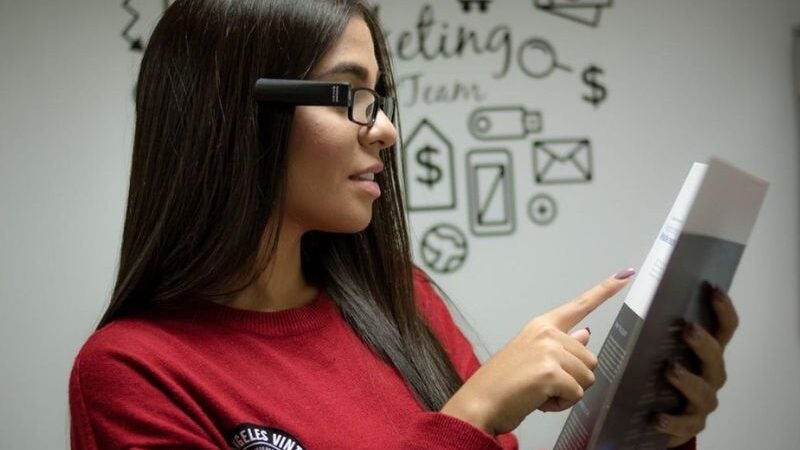 Óculos ‘falantes’ para estudantes cegos chegam ao Brasil