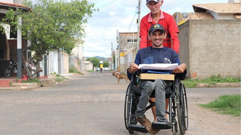 Pai larga tudo e acompanha filho cadeirante no 1º emprego no IBGE