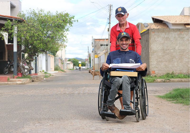 Pai larga tudo e acompanha filho cadeirante no 1º emprego no IBGE