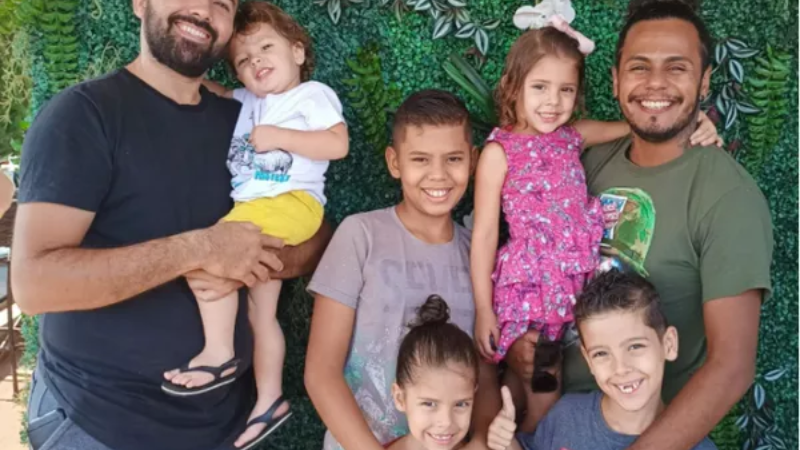 Casal que adotou 5 irmãos que viviam em abrigo ganha guarda definitiva