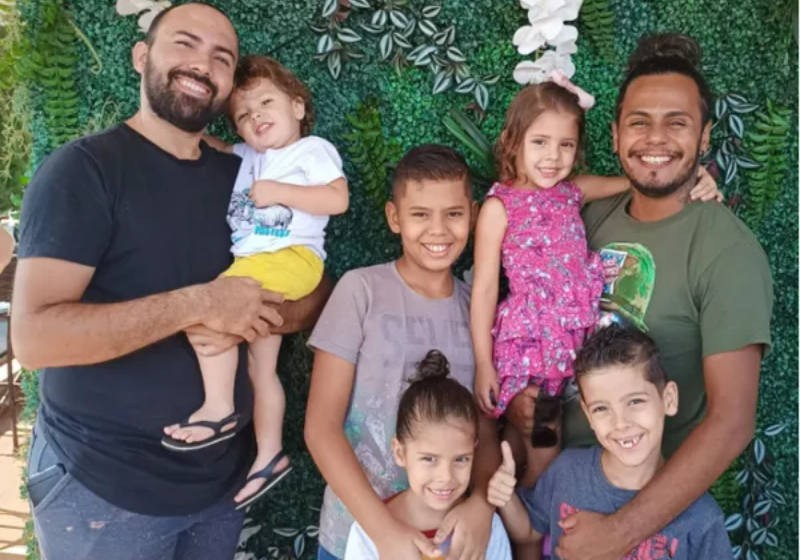 Casal que adotou 5 irmãos que viviam em abrigo ganha guarda definitiva