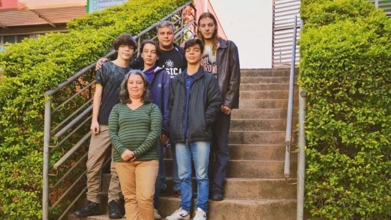Pai, mãe e quatro filhos estão estudando na mesma universidade em MG
