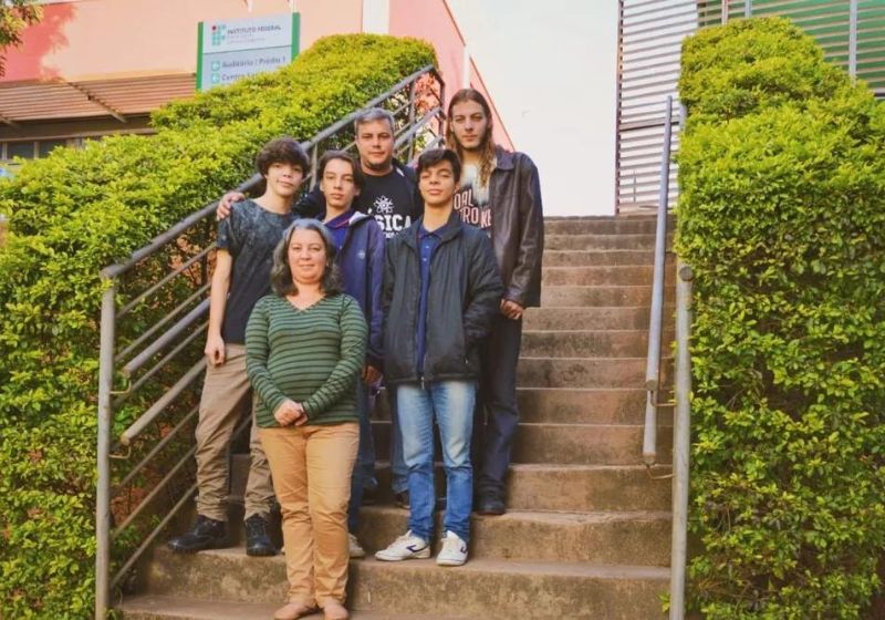 Pai, mãe e quatro filhos estão estudando na mesma universidade em MG