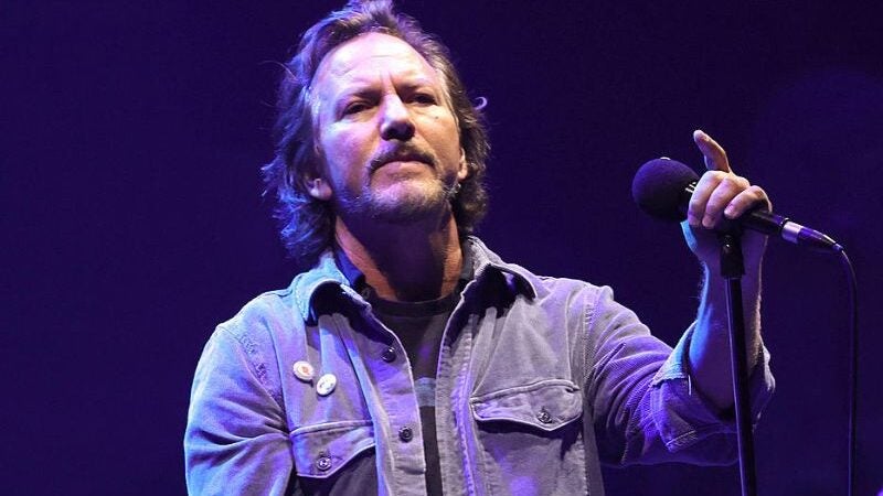 Vocalista do Pearl Jam não aceita violência e expulsa fã durante show. VÍDEO