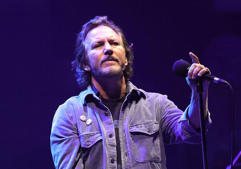 Vocalista do Pearl Jam não aceita violência e expulsa fã durante show. VÍDEO