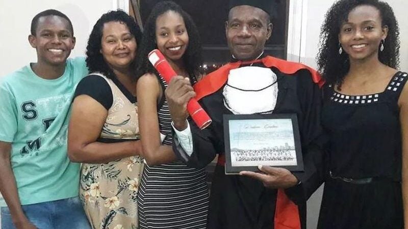 Porteiro volta a estudar e se forma em Direito na faculdade onde trabalha