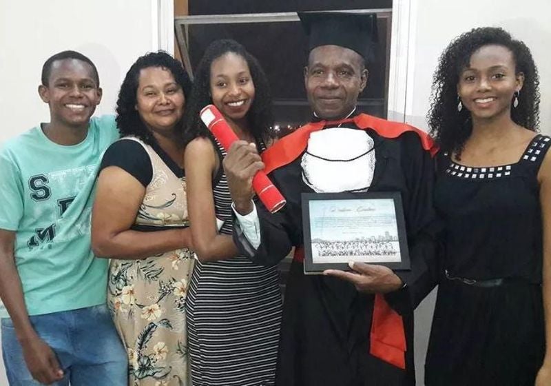 Porteiro volta a estudar e se forma em Direito na faculdade onde trabalha