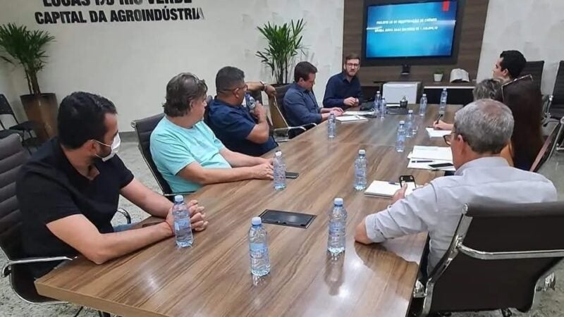 Prefeito discute projetos para mais famílias pagarem tarifa social de água e desconto para entidades
