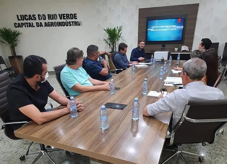 Prefeito discute projetos para mais famílias pagarem tarifa social de água e desconto para entidades
