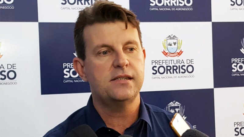 Prefeito de Sorriso entrega mais 5 ônibus modernizando a frota escolar