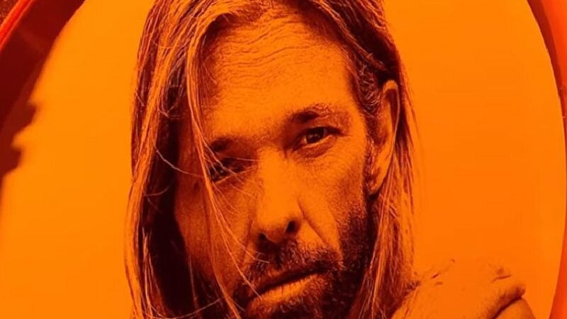 Filho de Taylor Hawkins, do Foo Fighters, faz tributo ao pai e toca “My Hero”