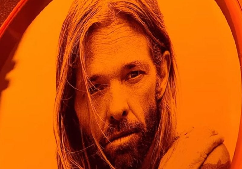 Filho de Taylor Hawkins, do Foo Fighters, faz tributo ao pai e toca “My Hero”