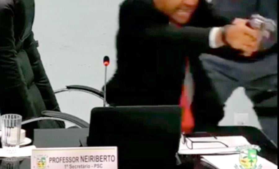 Câmara afasta por dois anos vereador que sacou arma durante sessão em Mato Grosso