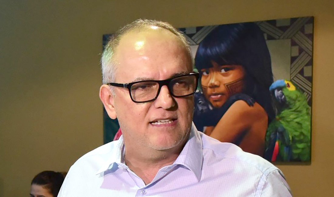 Rondonópolis: prefeito entrega veículos para entidades assistenciais e firma convênios