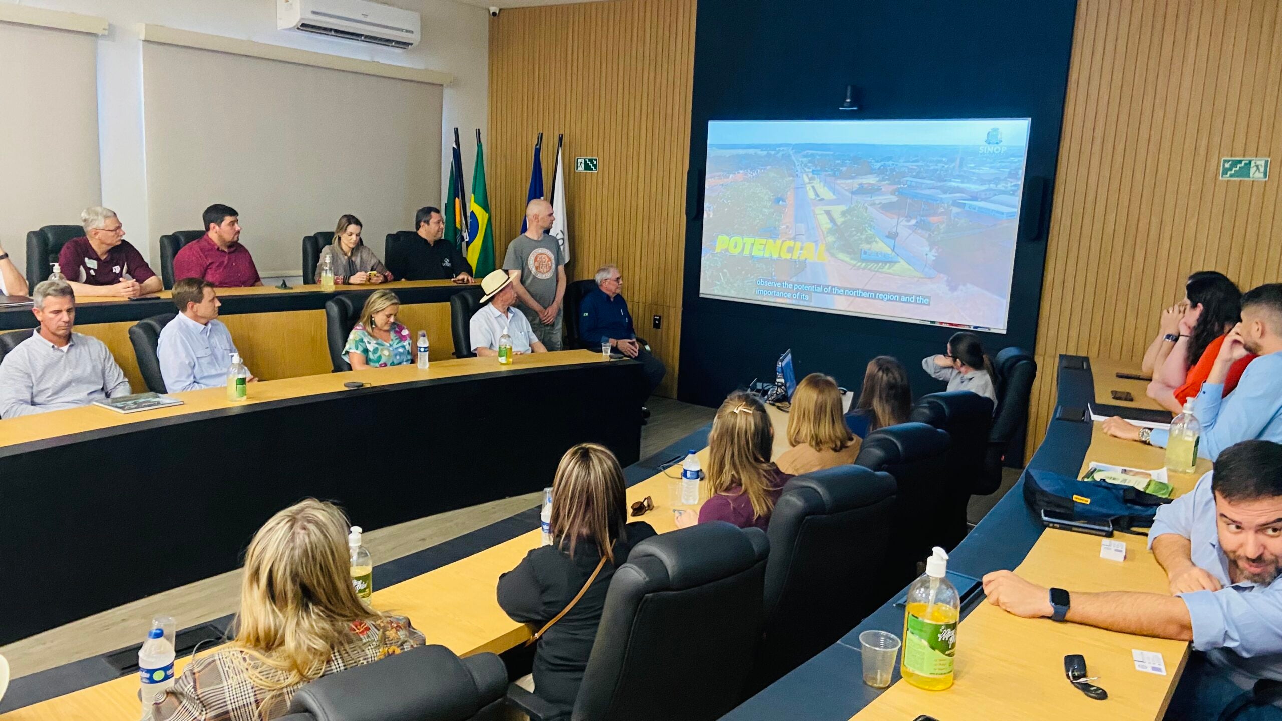 Prefeito Roberto Dorner se reúne com americanos e detalha potencialidades econômicas de Sinop