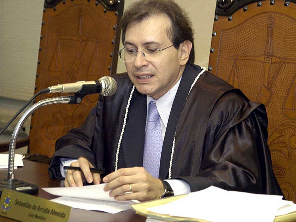 Juiz decide que vídeo é ofensivo à família de governador e manda removê-lo