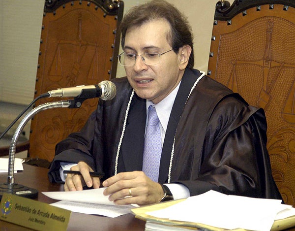 Juiz decide que vídeo é ofensivo à família de governador e manda removê-lo