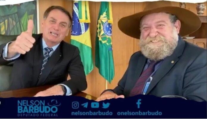 Fiel a Bolsonaro e liderando com folga nas pesquisas, Barbudo revive eleição de 2018