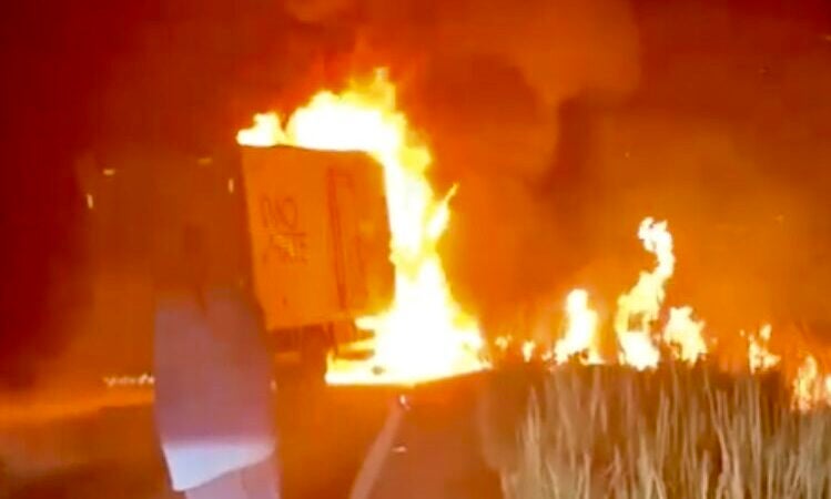 Caminhão e moto pegam fogo após colisão em rodovia no Nortão; homem morre na hora