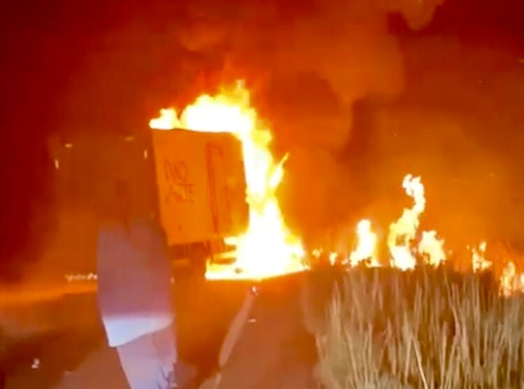 Caminhão e moto pegam fogo após colisão em rodovia no Nortão; homem morre na hora