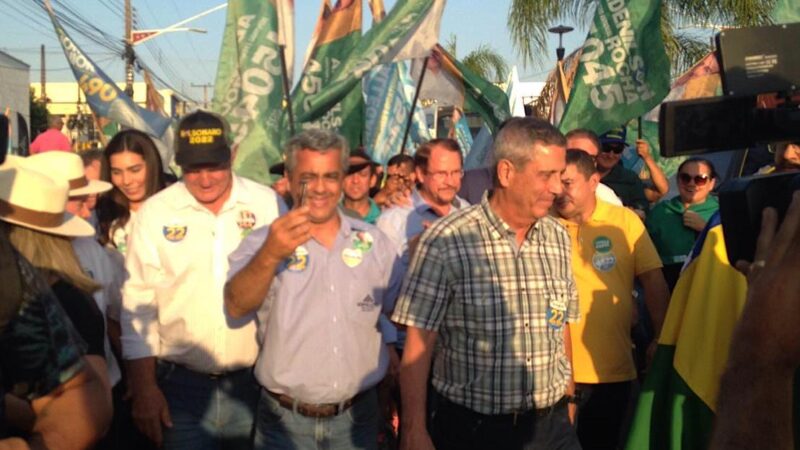 Candidato a vice-presidente na chapa de Bolsonaro participa de passeata com apoiadores em Sinop