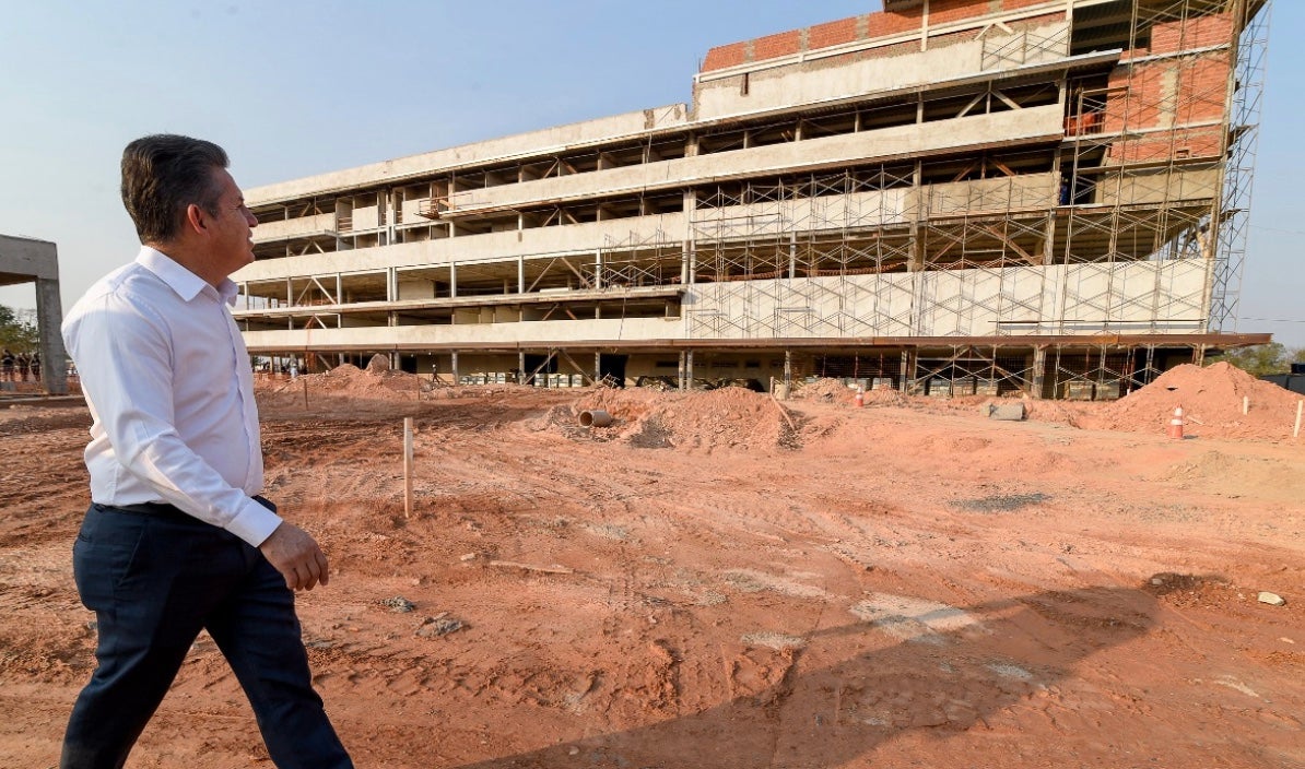 Mauro vistoria andamento das obras do Hospital Central em Cuiabá; 65% do projeto executados