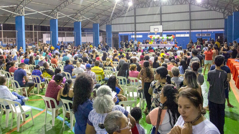Prefeito inaugura praça em Rondonópolis, entrega 300 títulos de propriedades e anuncia novo conjunto habitacional