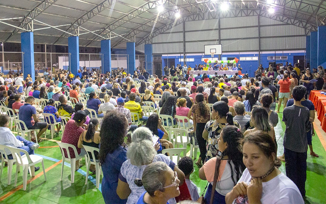 Prefeito inaugura praça em Rondonópolis, entrega 300 títulos de propriedades e anuncia novo conjunto habitacional
