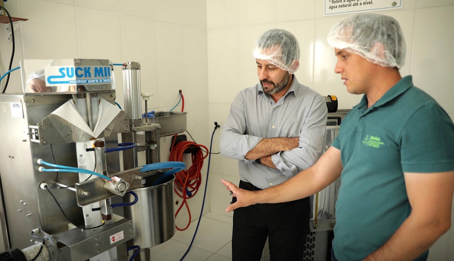 Prefeito entrega certificado de Serviço de Inspeção Municipal para dois laticínios em Nova Mutum