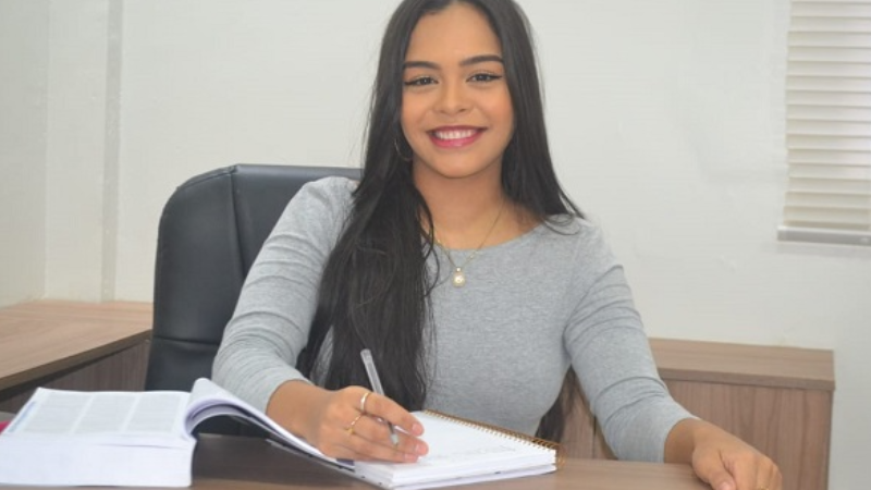 Aluna de escola pública é 1ª em concurso da PM e desbanca 30 mil inscritos