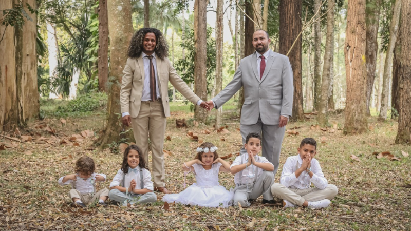 Padre batiza 5 irmãos adotados por dois pais no interior de SP