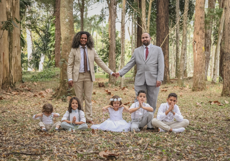 Padre batiza 5 irmãos adotados por dois pais no interior de SP