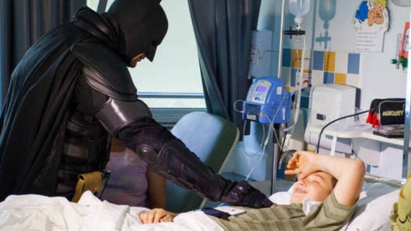 Batman brasileiro motiva internados com câncer: “não desistam do tratamento”