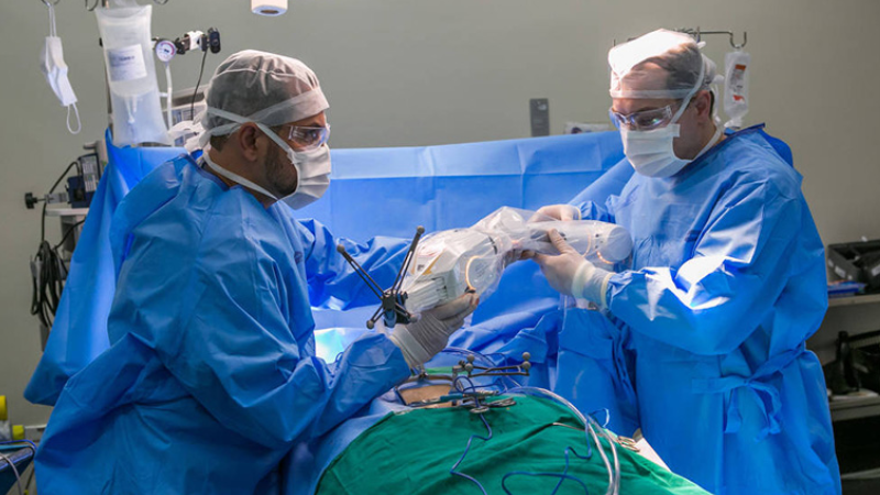 Robô que simula braço humano auxilia em cirurgia inédita no RS