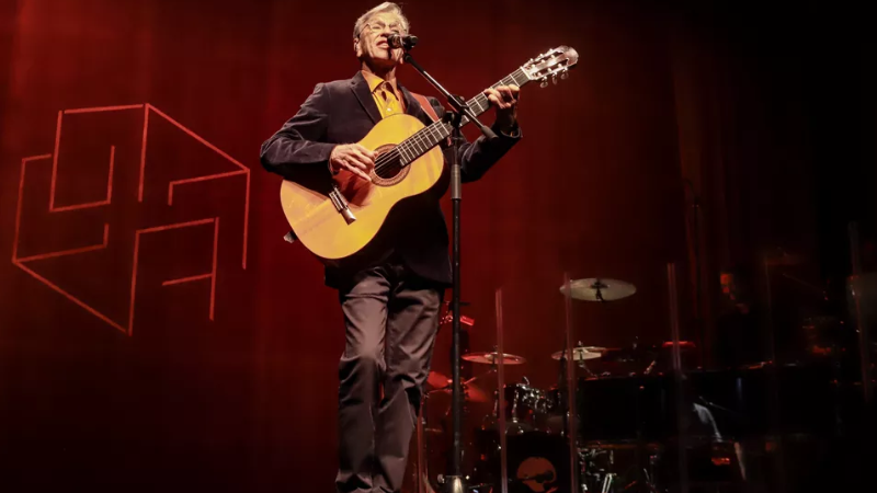 Caetano Veloso, 80 anos!  O poeta do Brasil comemora com live na web e TV